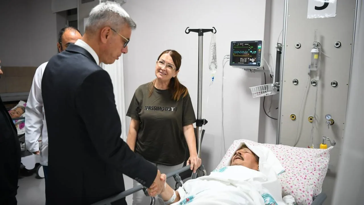 Sağlık Bakanı Memişoğlu Balıkesir’deki depremde yaralanan vatandaşları ziyaret etti