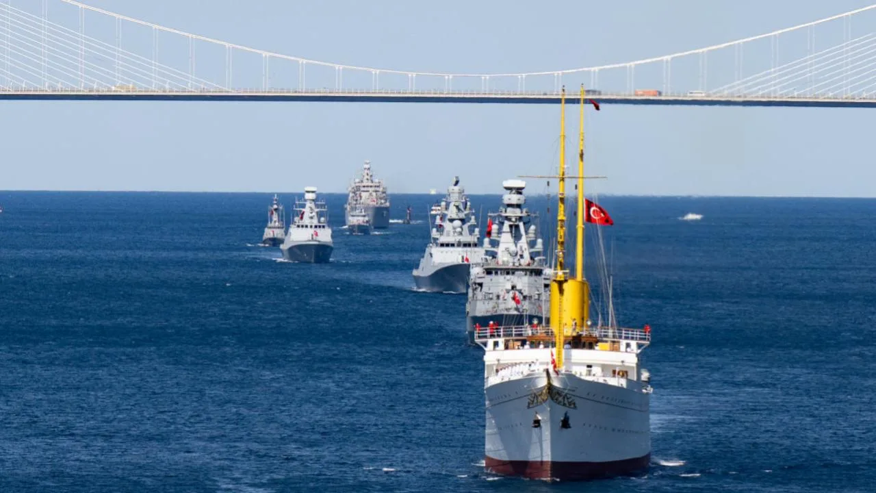 Mavi Vatan’ın koruyucuları İstanbul Boğazı’nı selamladı