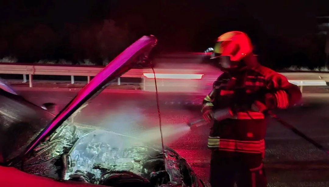 Seyir halindeki otomobil alev aldı – Son Dakika Türkiye Haberleri