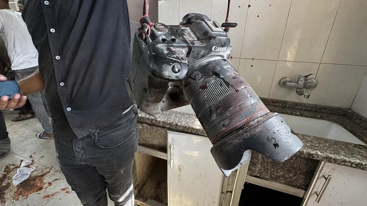 Soykırımcı İsrail hastaneye saldırdı: 6’sı gazeteci en az 59 kişi öldü