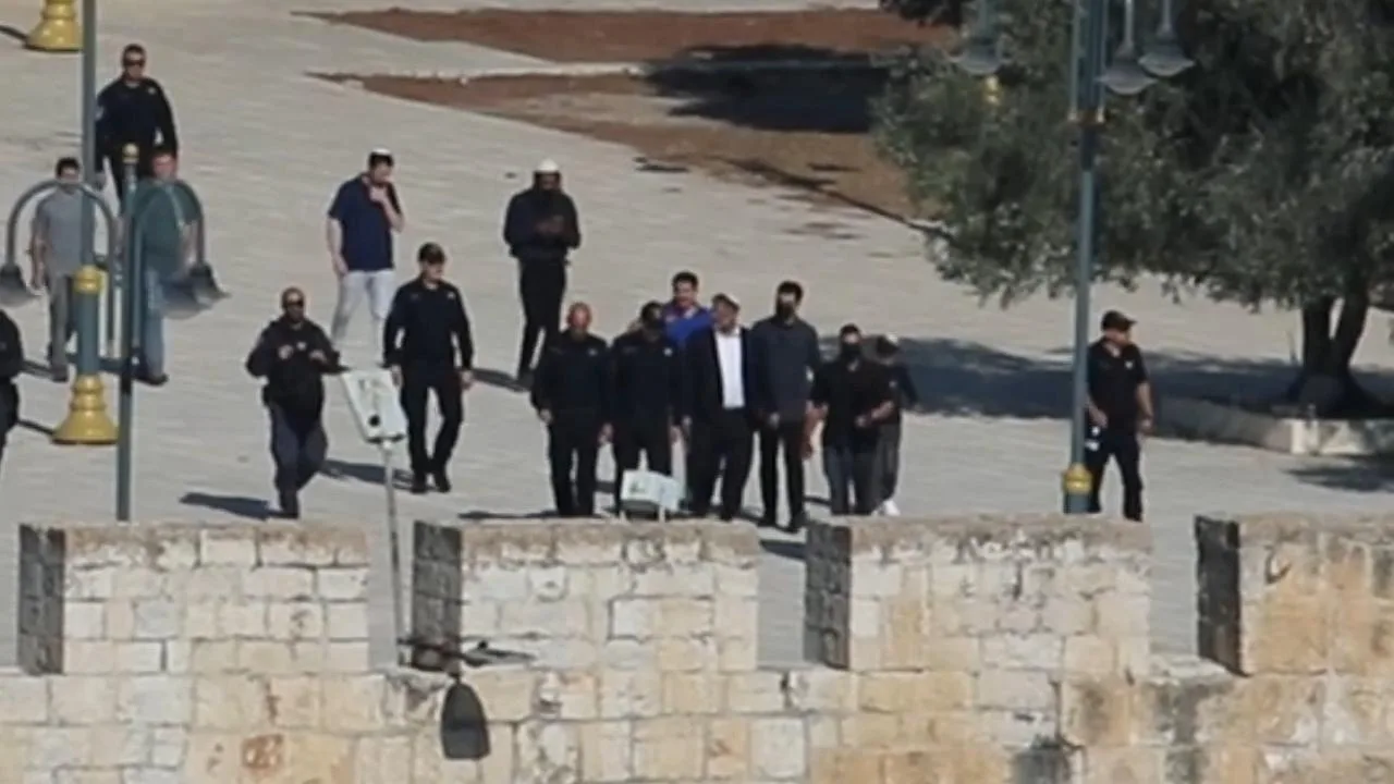 İşgalci İsrail’in Bakanı Ben-Gvir, Mescid-i Aksa’ya baskın düzenledi