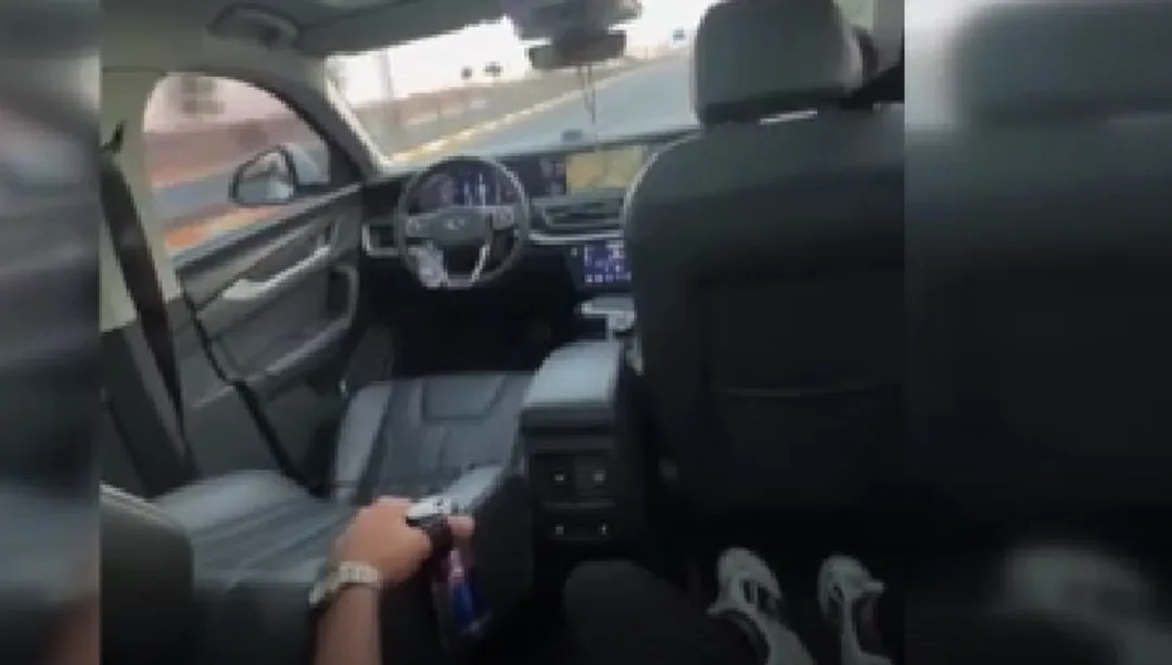 Direksiyona pet şişe sabitledi arka koltuğa geçip video çekti – Son Dakika Türkiye Haberleri