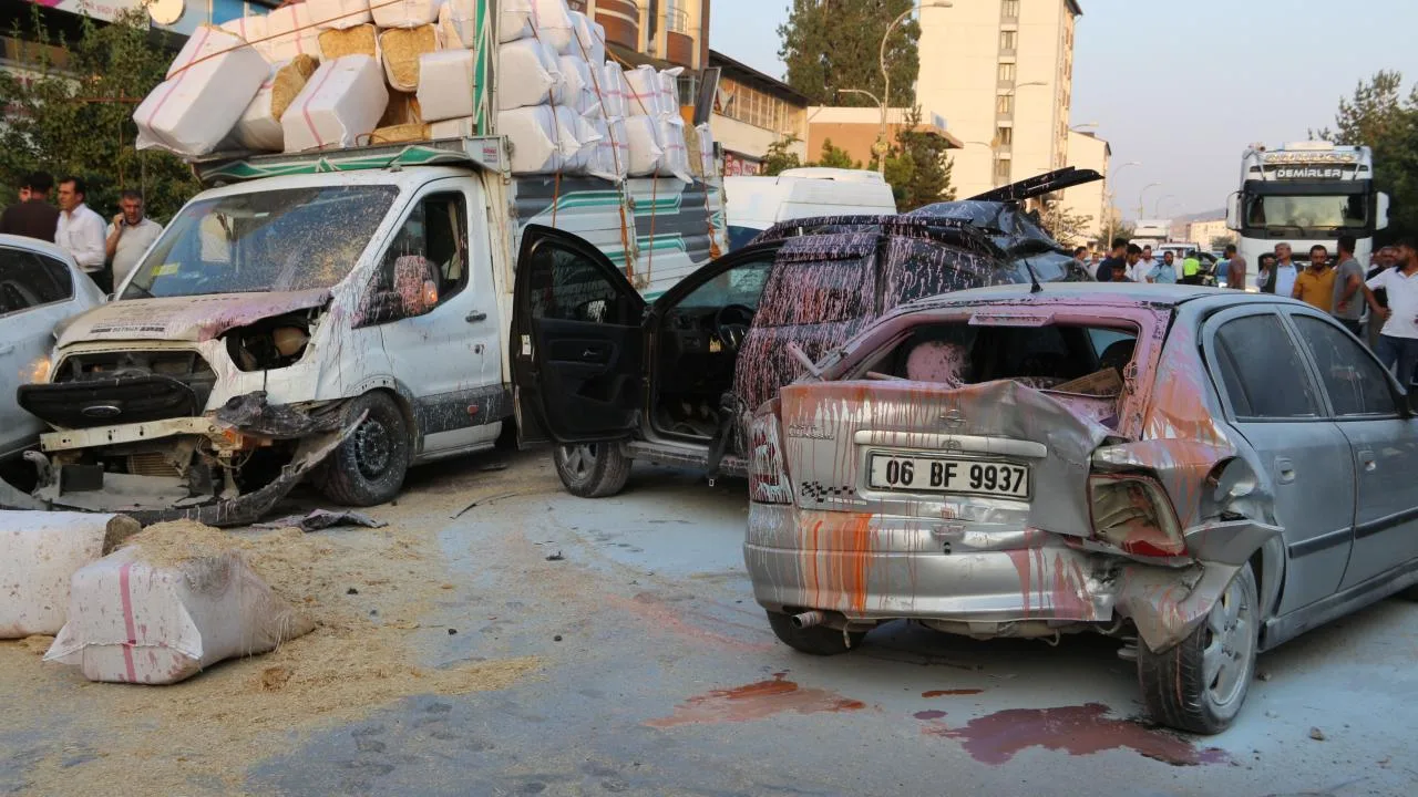 Bitlis’te freni boşalan tır 11 araca çarptı