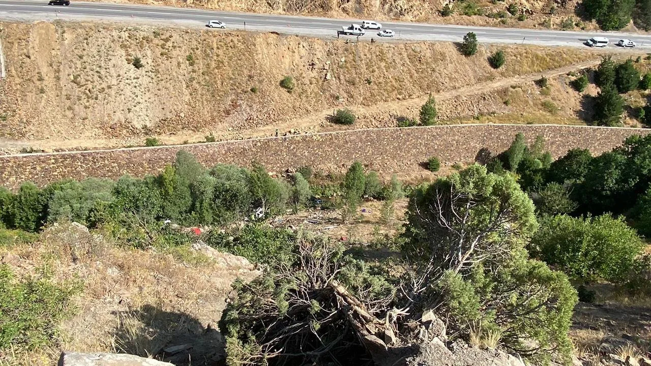 Sivas’ta işçi minibüsü uçurumdan yuvarlandı: 4 ölü, 18 yaralı