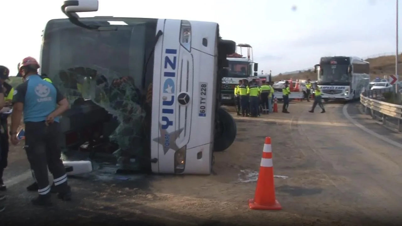 Kuzey Marmara Otoyolu’nda yolcu otobüsü devrildi: 4 ölü, 26 yaralı