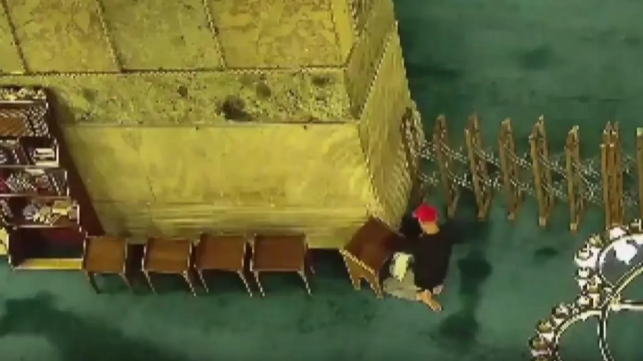 Ayasofya Camii’ndeki kundaklama girişimi kamerada