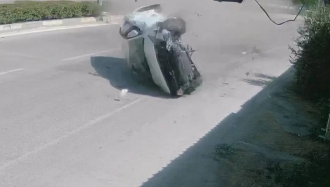 Refüje çarpan otomobil taklalar attı: Biri ağır, iki yaralı – Son Dakika Türkiye Haberleri