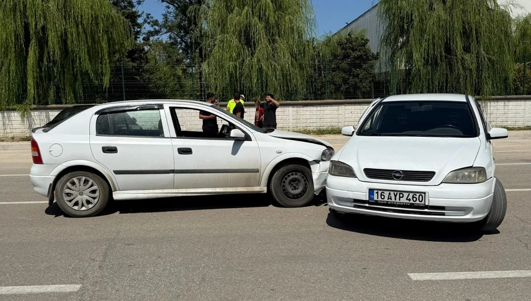 2 otomobil çarpıştı : 2 yaralı – Son Dakika Türkiye Haberleri