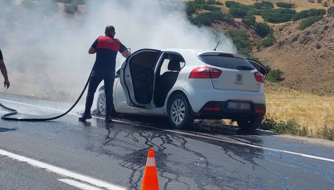 Yozgat’ta seyir halindeki araç alev alev yandı – Son Dakika Türkiye Haberleri