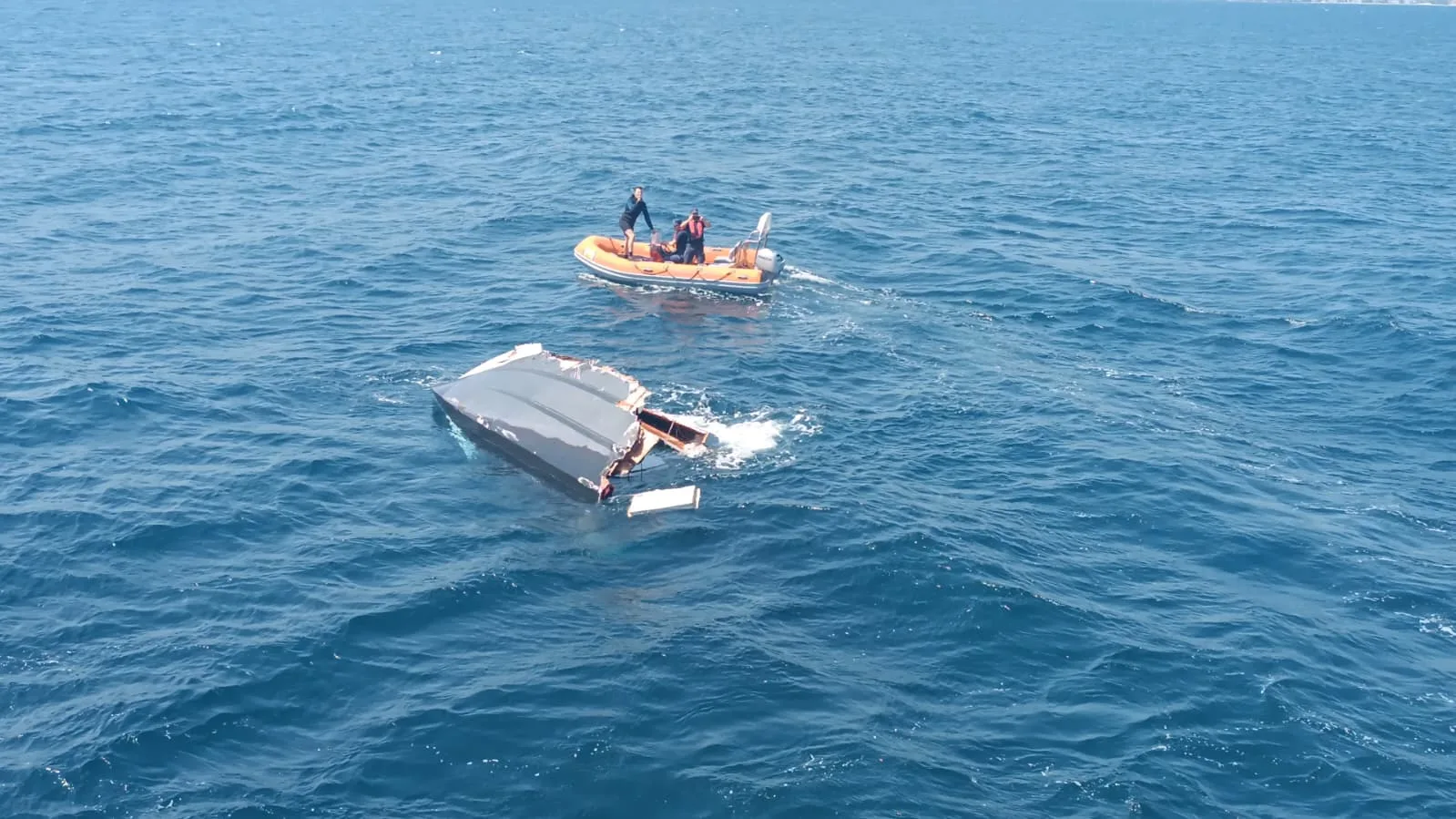 Marmara Adası açıklarında parçalanmış halde bulunan teknedeki iş insanı aranıyor – BRTK