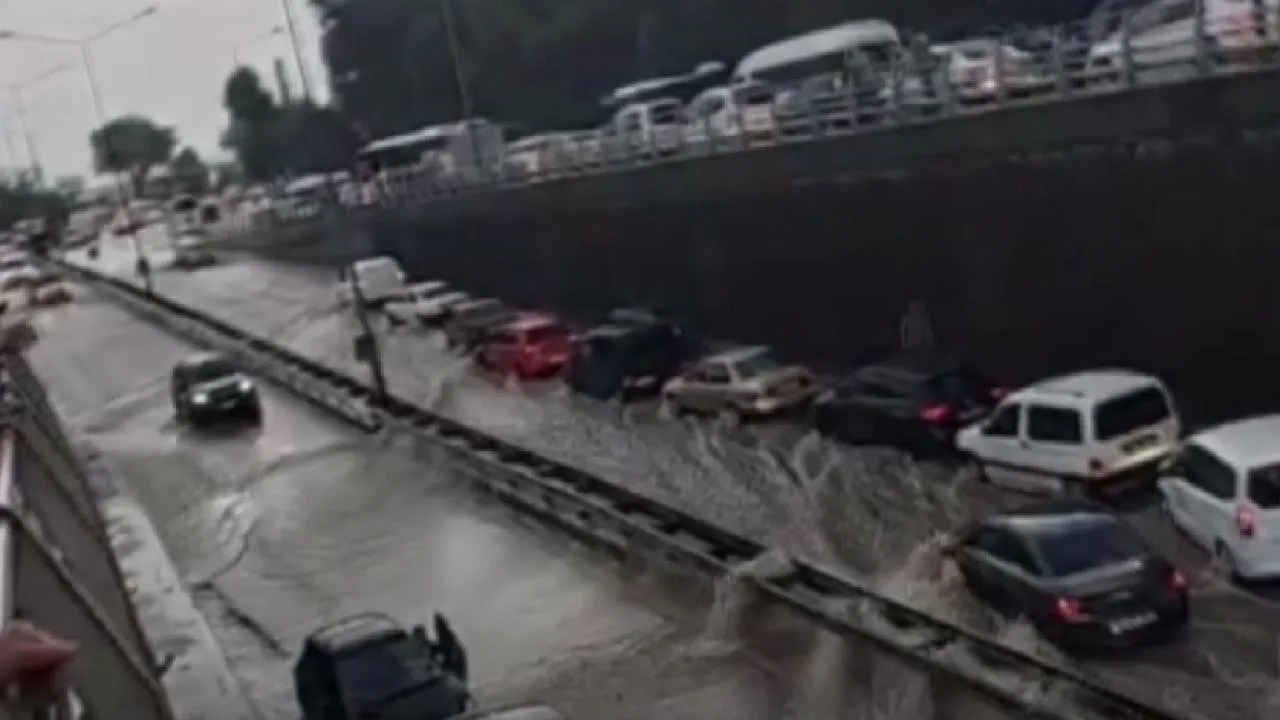 Denizli’de alt geçitleri su bastı, onlarca araç mahsur kaldı