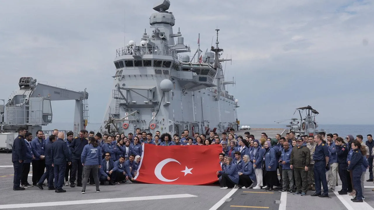 TCG Anadolu 350 gençle Çanakkale’den İstanbul’a yol alıyor