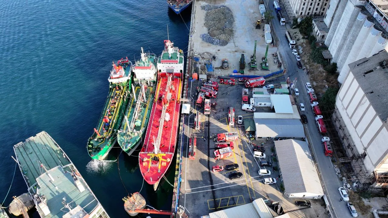 Yakıt ikmal gemisinde yangın çıktı