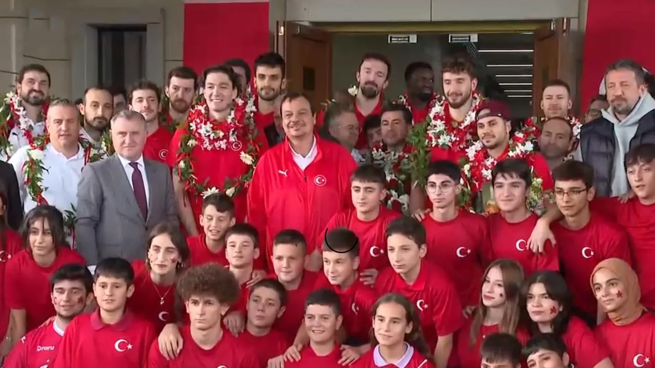 Avrupa ikincisi 12 Dev Adam yurda döndü