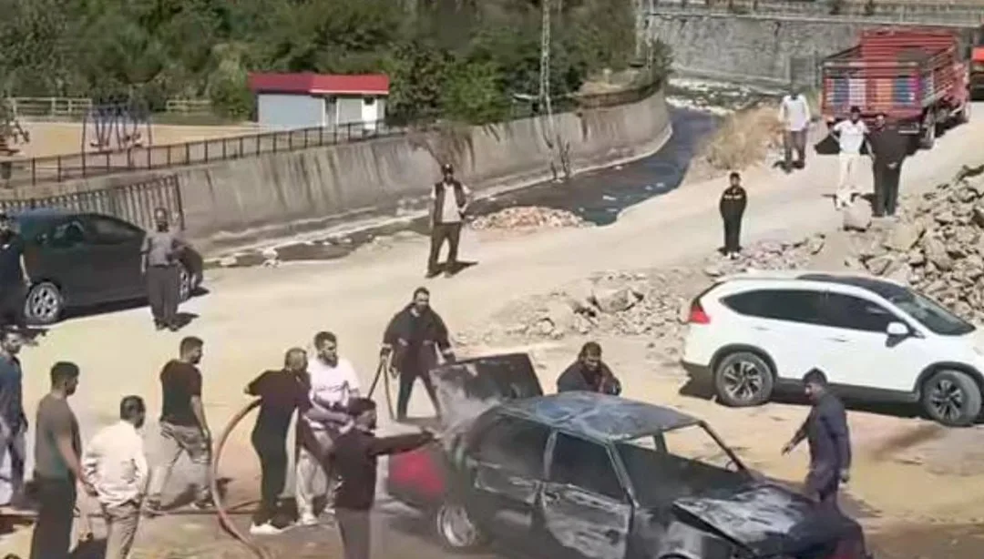 Park halindeki otomobil alev alev yandı – Son Dakika Türkiye Haberleri