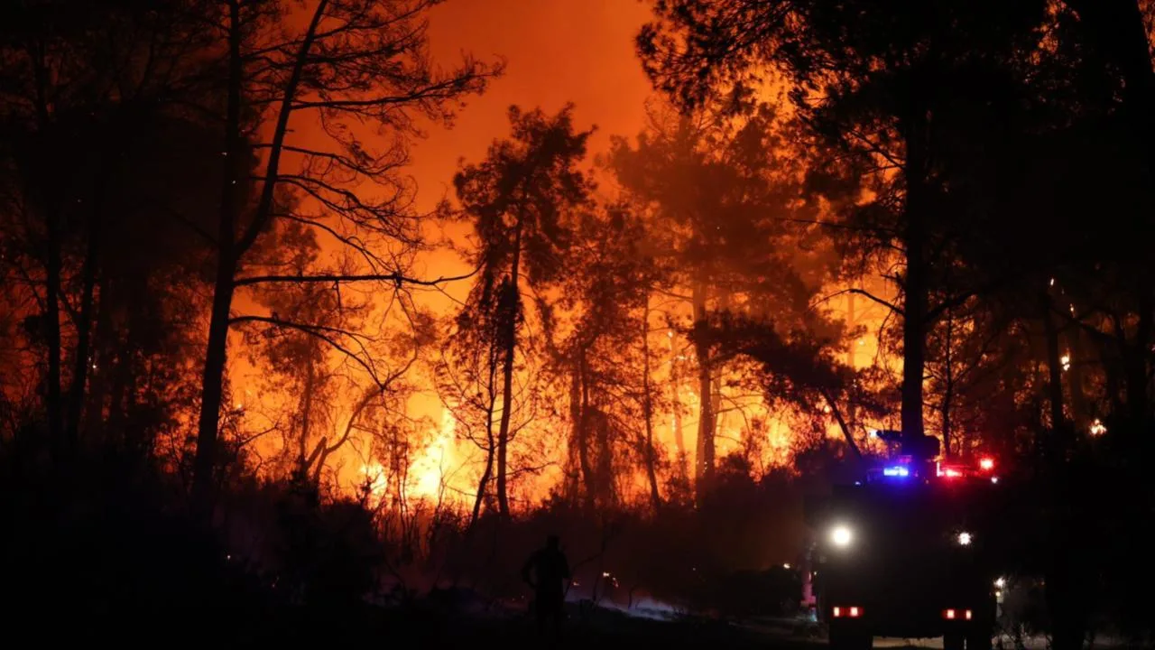 Antalya’nın Aksu ilçesinde çıkan orman yangını kontrol altına alındı