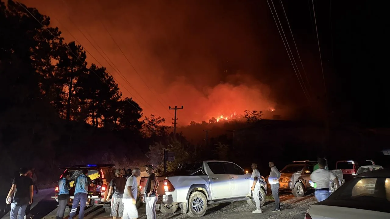 Alanya’da çıkan orman yangınına müdahale ediliyor