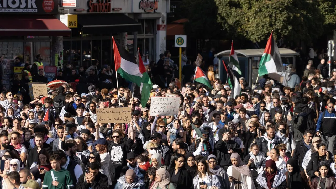 Berlin’de düzenlenen Filistin’e destek yürüyüşüne 100 bini aşkın kişi katıldı