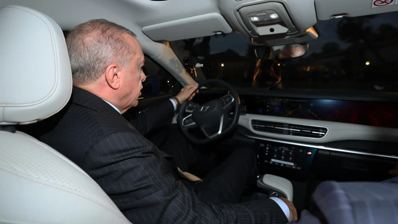 Cumhurbaşkanı Erdoğan, yeni TOGG TF10 ile deneme sürüşü yaptı