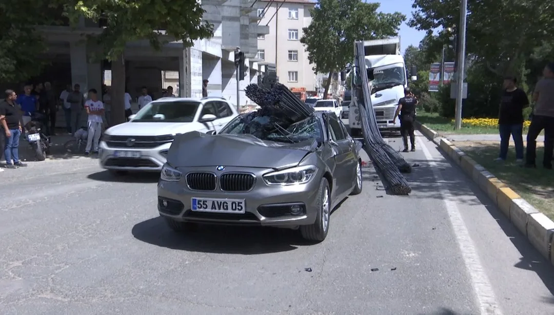 TIR’ın dorsesindeki demirler, otomobilin üzerine düştü – Son Dakika Türkiye Haberleri