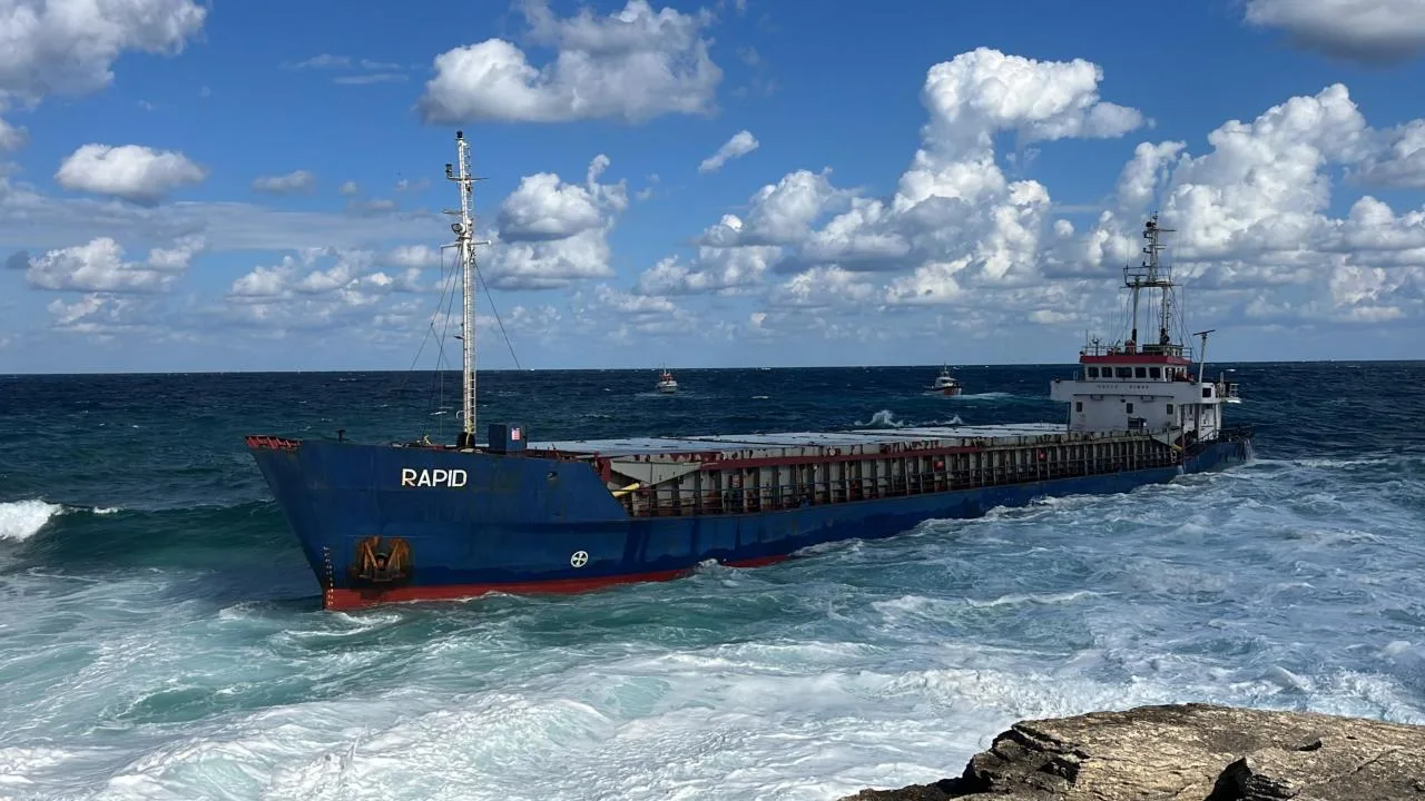 Kocaeli’de kuru yük gemisi karaya oturdu