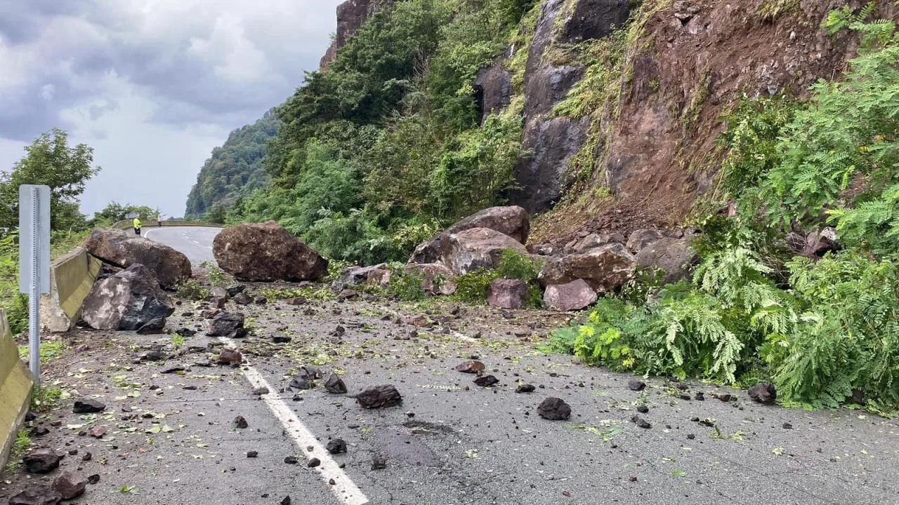 Karadeniz Sahil Yolu ulaşımında aksama yaşandı