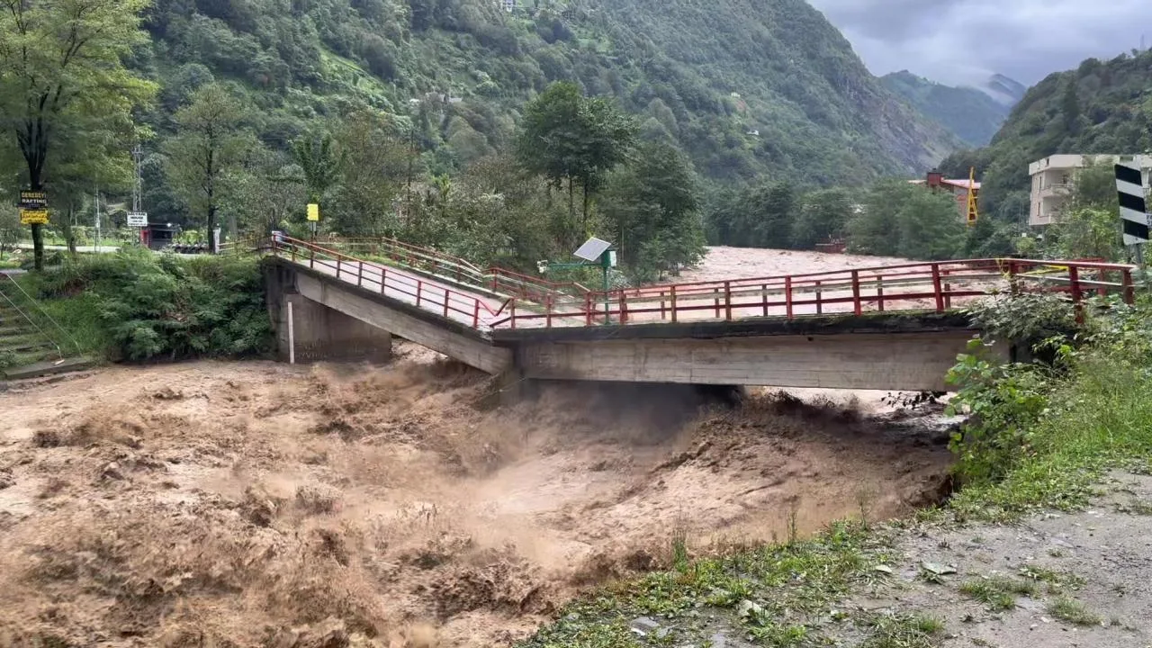 Rize’de sağanak sel ve heyelana neden oldu