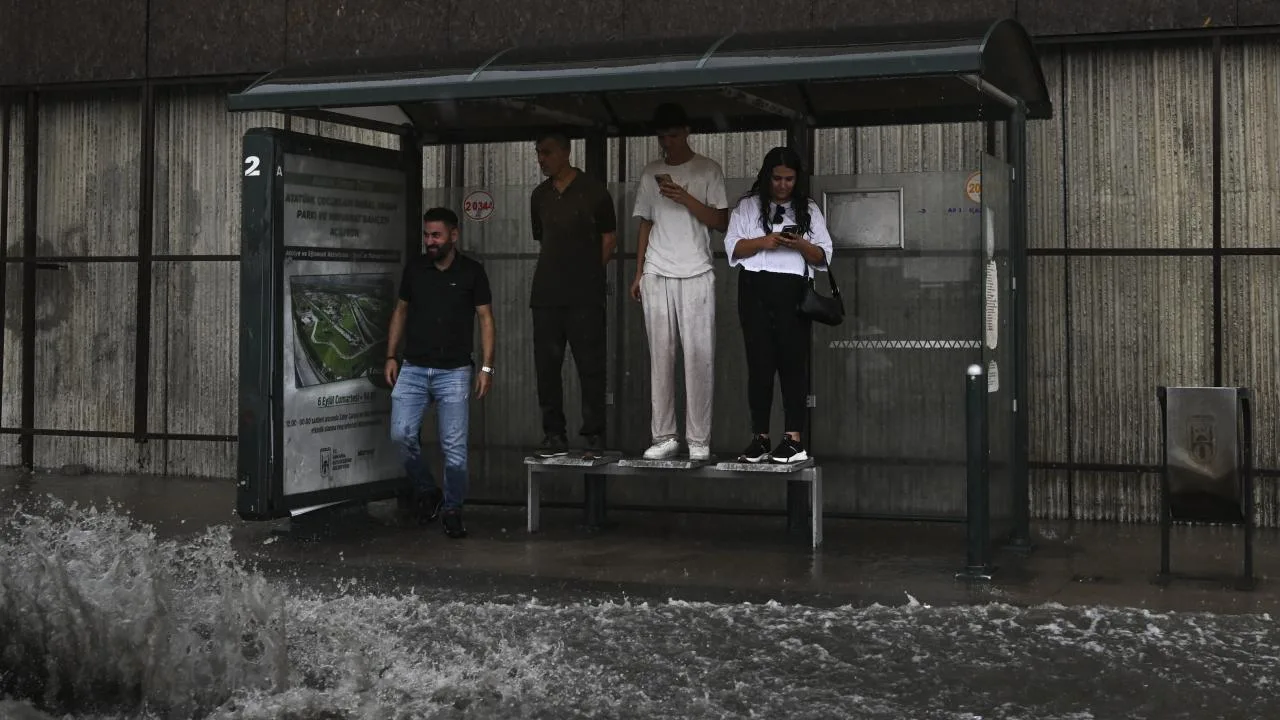 Ankara’da sağanak etkili oldu: Yollar göle döndü