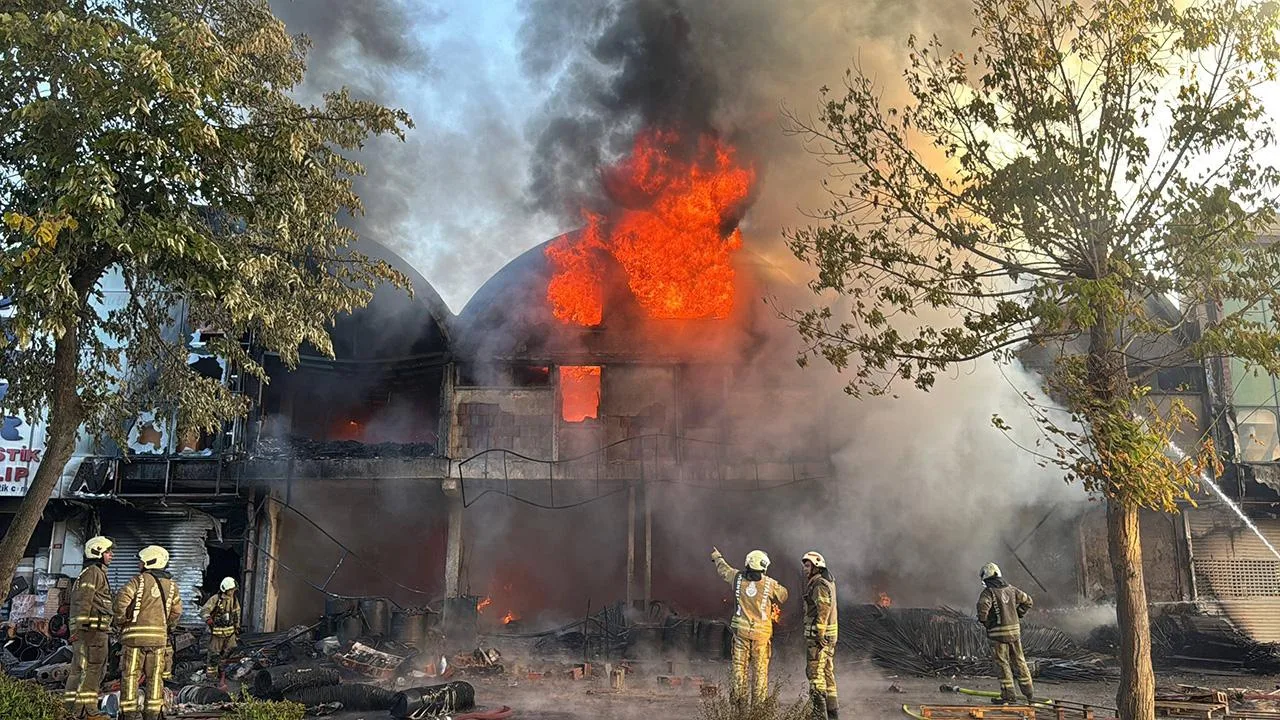 İSTOÇ”ta çok sayıda iş yeri yandı
