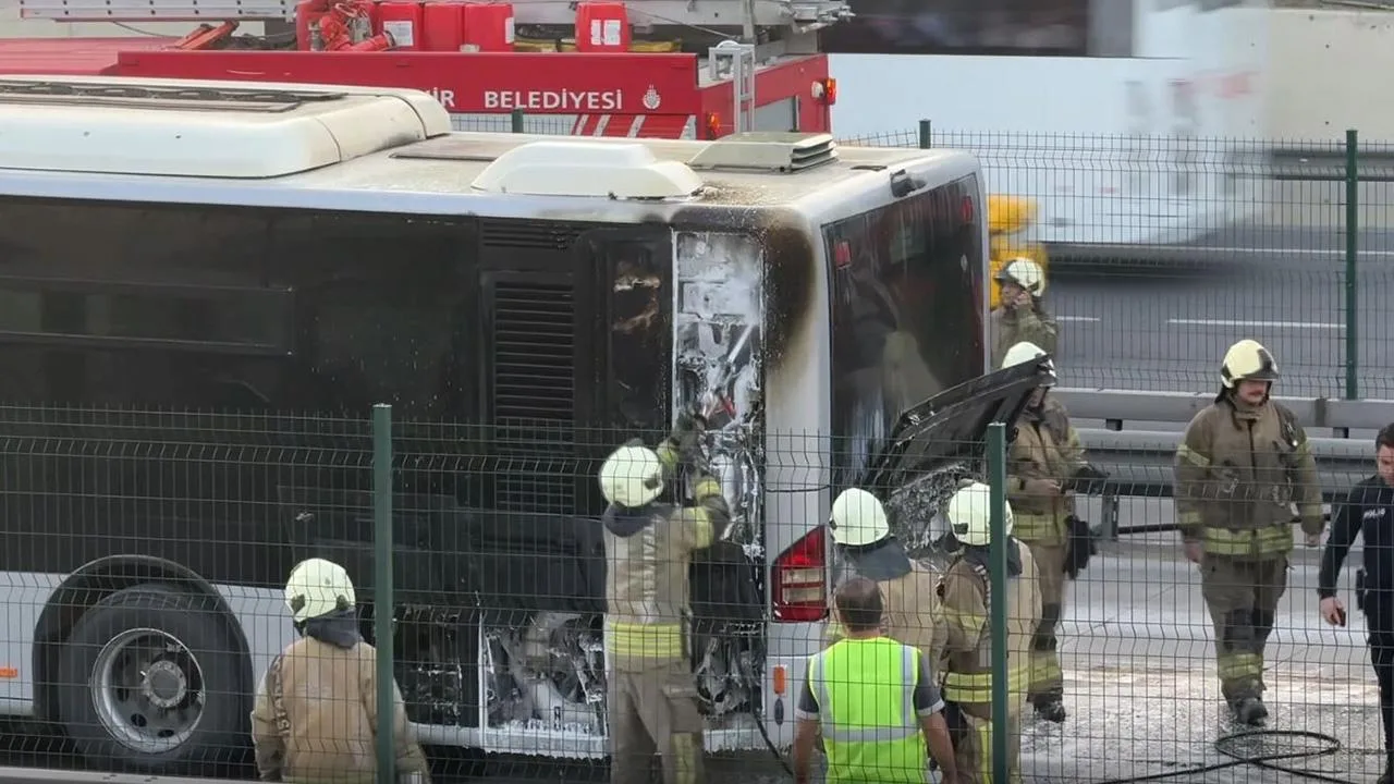 İstanbul’da metrobüs yangını – Son Dakika Haberleri