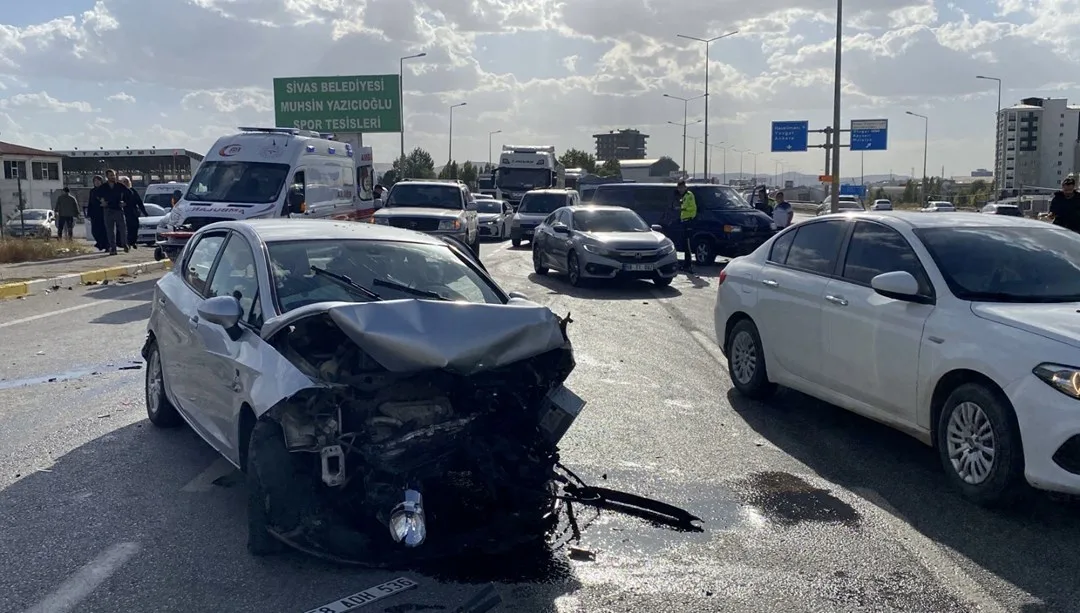 Sivas’ta 3 aracın karıştığı kazada 1 kişi öldü, 4 kişi yaralandı