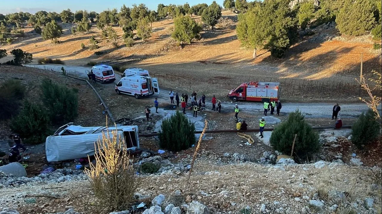 Mersin’de işçi servisi şarampole devrildi: Ölü ve yaralılar var