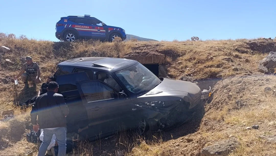 Muş’ta takla atan araç şarampole uçtu: 3 yaralı