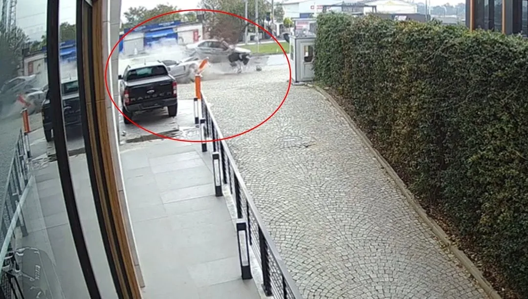 Sürücüsünün kontrolünü yitirdiği otomobil, satış firmasının aracına çarptı