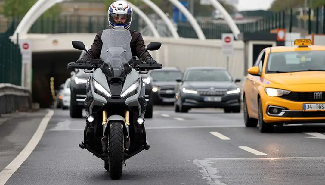 Trafikte yeni düzenleme yapıldı. Bisiklet, motosiklet, traktör kullananlar eldiven ve koruma gözlüğü takacak