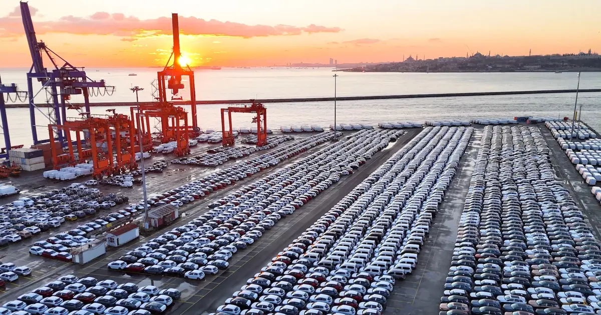 Binlerce araç bir arada bekletiliyor. Haydarpaşa limanı adeta oto galeri oldu