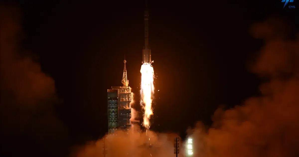 Uzay çöpü çarptı, Çin mekiği Dünya’ya insansız döndü