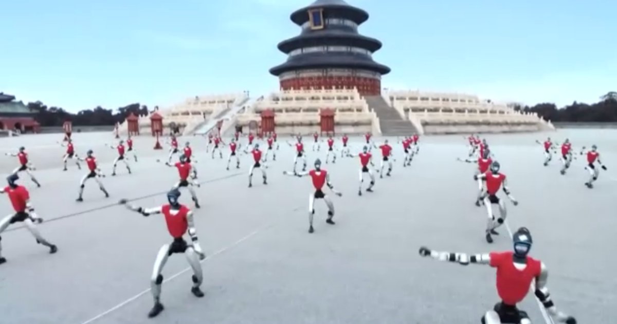 İnsansı robotlardan Kung Fu şovu